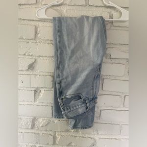 American Eagle Light Wash Mom Jeans!